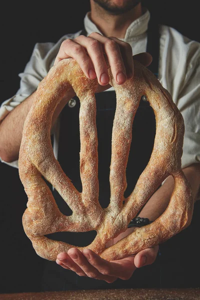 Panettiere con pane fougas — Foto Stock