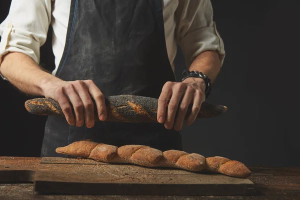 Homem quebrando baguete — Fotografia de Stock