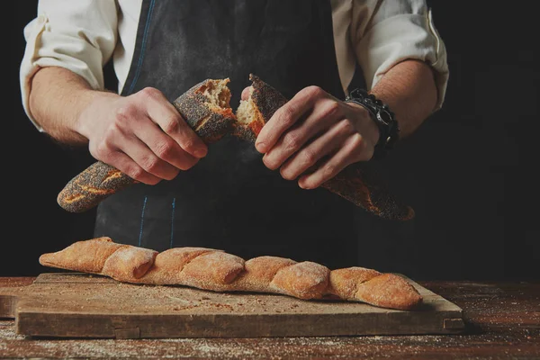 Hombre rompiendo baguette —  Fotos de Stock