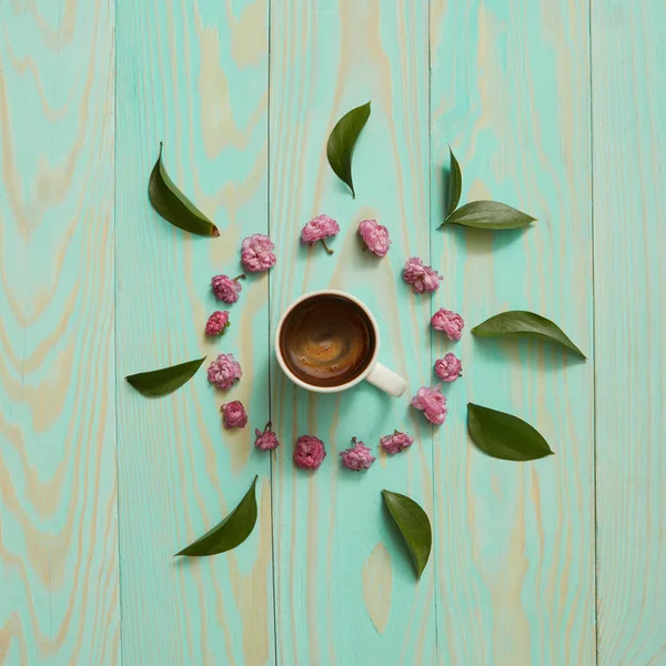 Cup of coffee and beautiful flowers — Stock Photo, Image