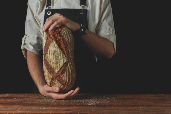 Чоловічі руки тримають свіжий хліб — стокове фото