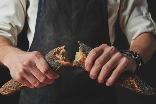 Manos masculinas frenando baguette —  Fotos de Stock