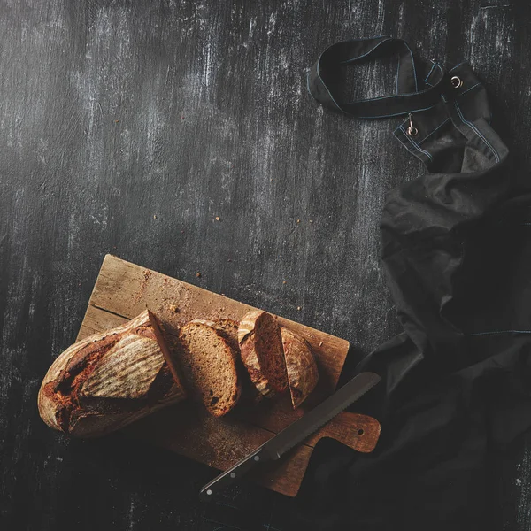 Нарезанный хлеб на деревянной доске — стоковое фото