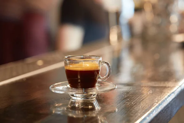 Café expresso quente na xícara — Fotografia de Stock