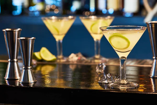 Смачні коктейлі на барній стійці — стокове фото