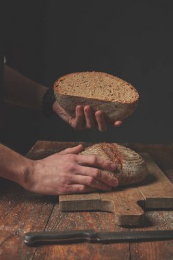 Yarım ekmek holding eller