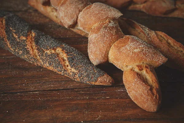 各式各样的新鲜的法式面包 — 图库照片