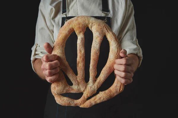 Baker pálivých papriček Francouzské Fougy chléb — Stock fotografie