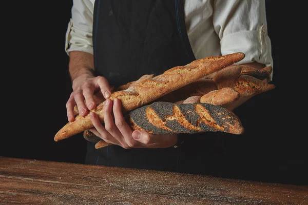 Baker mantiene varietà di pane rustico — Foto Stock