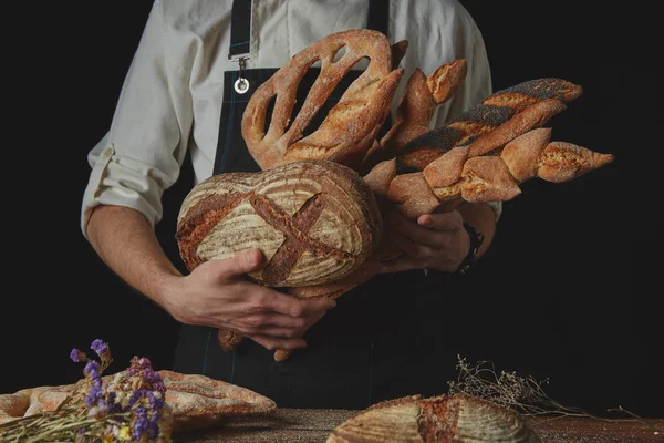 Baker drží řadu Selský chléb — Stock fotografie