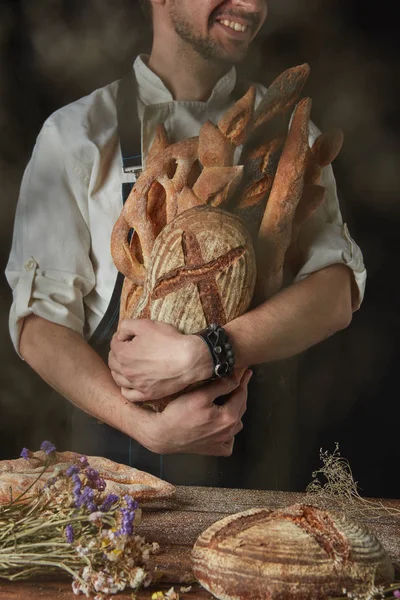 Baker mantiene variedad de pan rústico —  Fotos de Stock