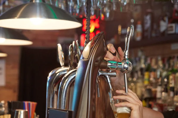 Barman leje piwo lager w szkle — Zdjęcie stockowe