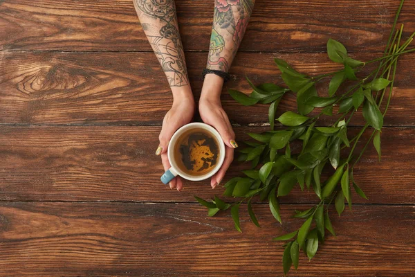 Woman holding hot cup of tea — Stock Photo, Image