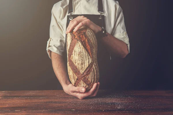 Baker bedrijf vers rustiek brood — Stockfoto