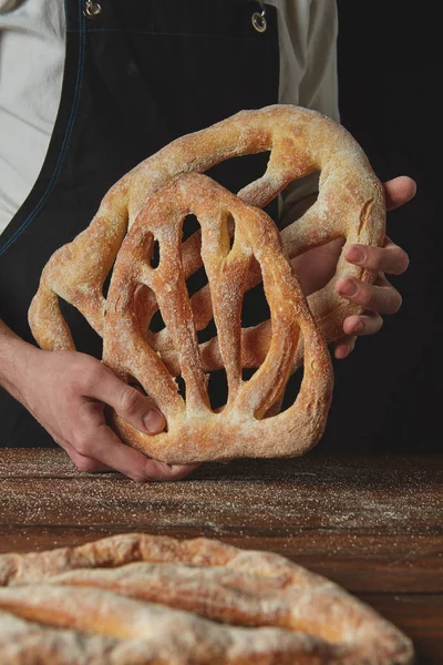 Пекар тримає хліб з фруктами — стокове фото