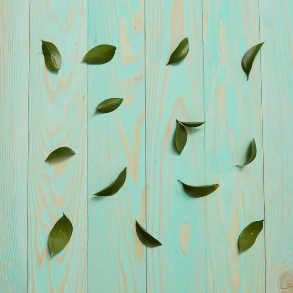 Mesa de madeira decorada com folhas — Fotografia de Stock