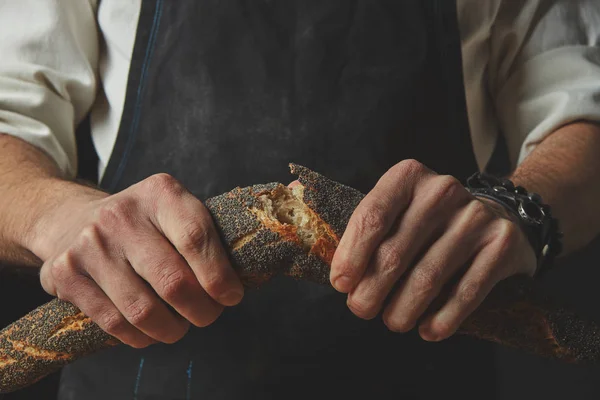 มือผู้ชายหัก baguette — ภาพถ่ายสต็อก