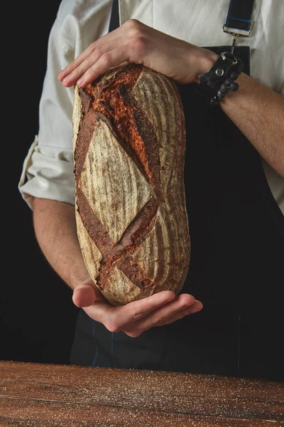 Panettiere in grembiule con pane fatto in casa — Foto Stock