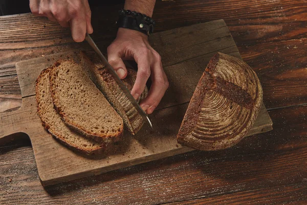 Baker krojenie chleba Bran — Zdjęcie stockowe