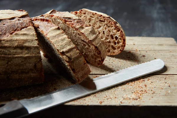Кусок нарезанного хлеба из цельного зерна — стоковое фото