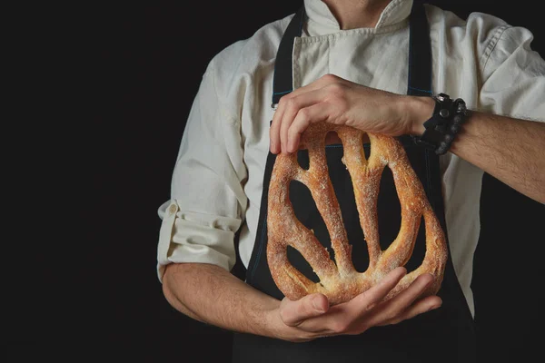 Panettiere con pane fougas fresco — Foto Stock