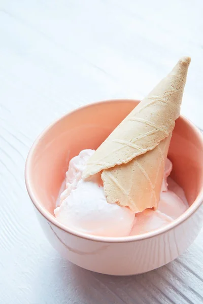 Ванильное мороженое в миске — стоковое фото