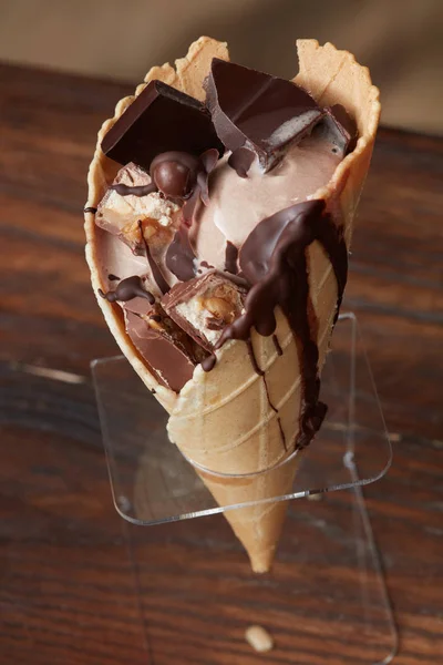 Delicioso helado en cono de gofre —  Fotos de Stock