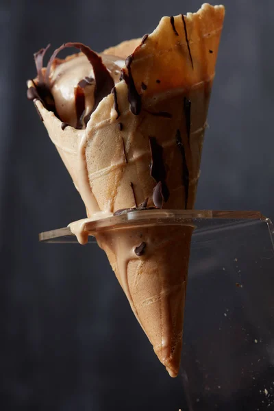 Es krim lezat dalam wafel cone — Stok Foto