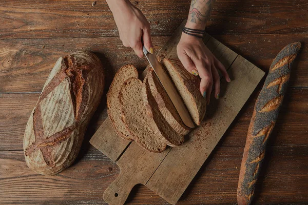 Baker Slicing Bran Bread — Stock Photo, Image