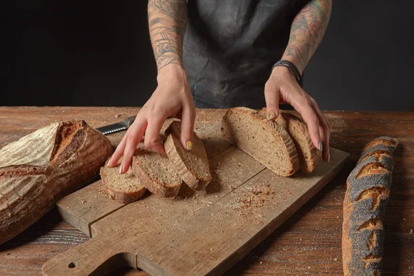 Жінка тримає шматки житнього хліба — стокове фото