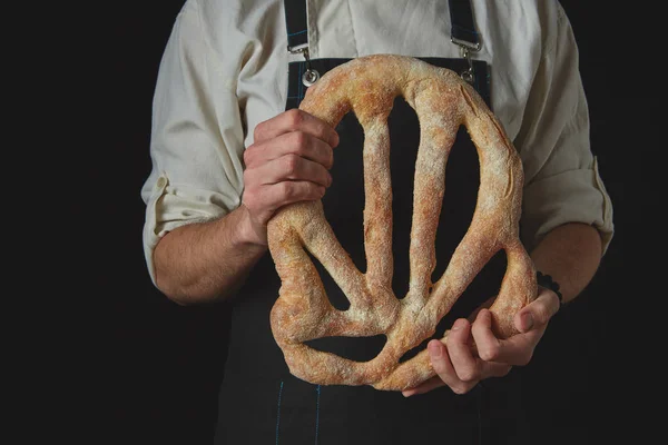 Panettiere in grembiule con pane fougas — Foto Stock