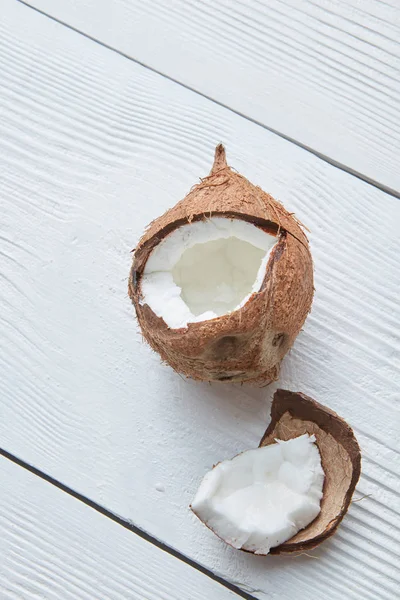 Trasiga raw mogen kokosnöt — Stockfoto