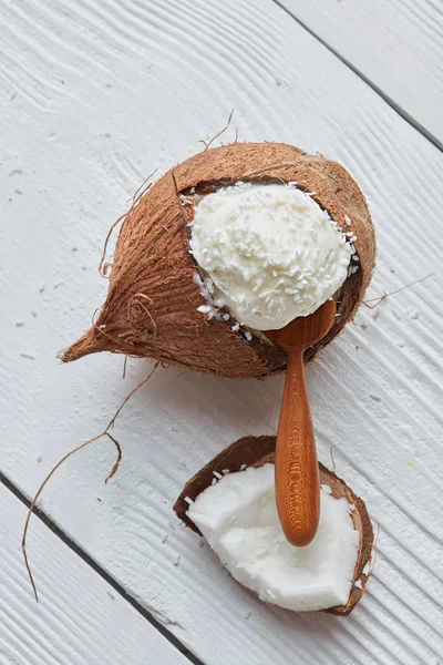 Delicioso sorvete de baunilha no coco — Fotografia de Stock