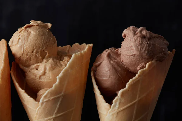 Карамель и шоколадное мороженое — стоковое фото