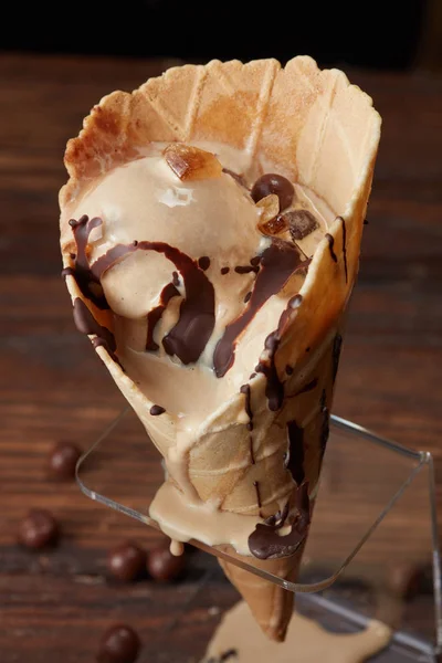 Gelado derretendo com cobertura de chocolate — Fotografia de Stock