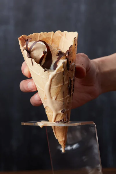 Вафельный конус с тающим мороженым — стоковое фото