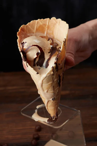 Cône de gaufre avec crème glacée fondante — Photo