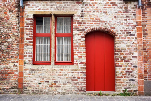 Rode deur van oude huis — Stockfoto