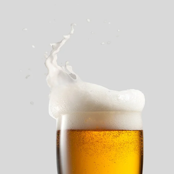 Cerveja gelada com espuma — Fotografia de Stock