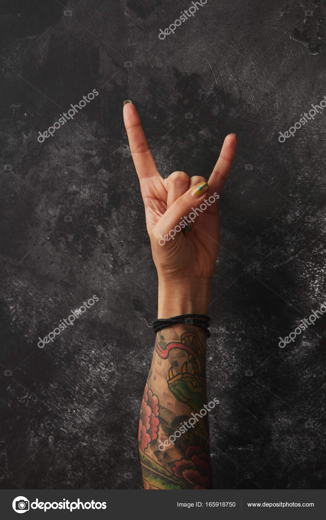 Diabo chifres gesto — Foto © artjazz #165918750, image size:1067x1700