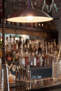 Bardak ölçme kümesi sayaçlarıyla Bar