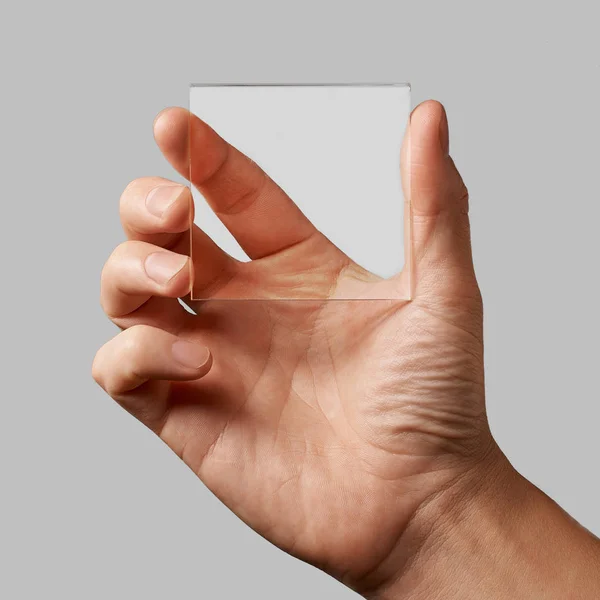 Transparant glas in mannenhand — Stockfoto