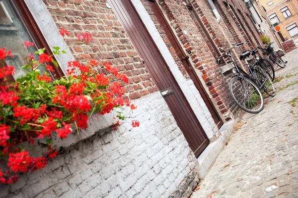 Bicicleta perto de tijolo em Bruges — Fotografia de Stock