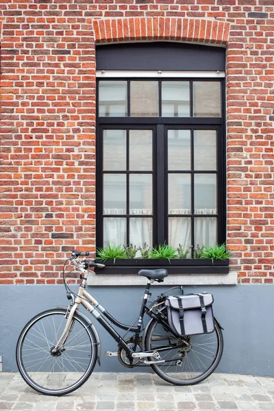 Cykel nær mur i Brugge - Stock-foto