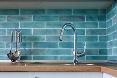 su dokunun ve mutfak lavabo