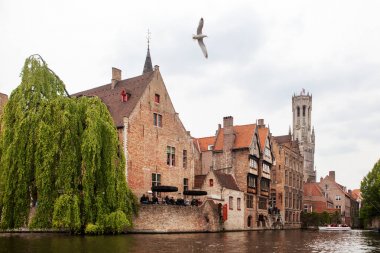 Bruges oteli çan kulesi ile kanal