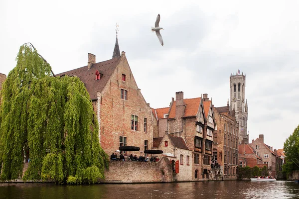 Bruges oteli çan kulesi ile kanal