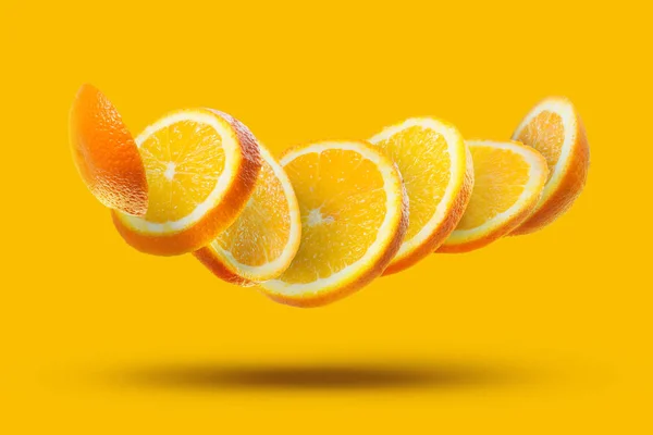 Літаючі скибочки апельсина — стокове фото