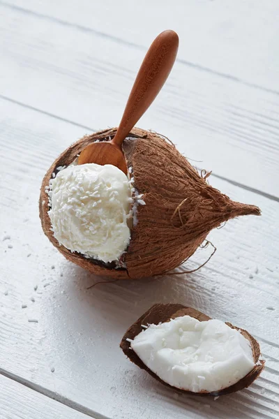 Helado de vainilla en coco —  Fotos de Stock