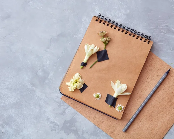 Beyaz çiçeklerle süslenmiş dizüstü